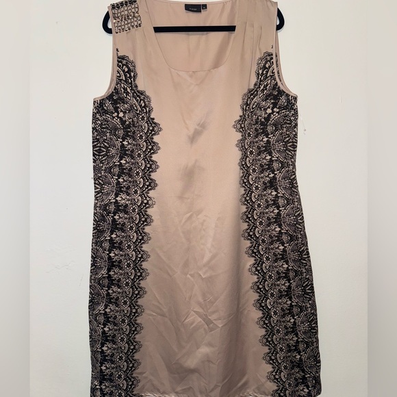 Chic Lace-Trimmed Beige and Black Dress - Picture 1 of 4